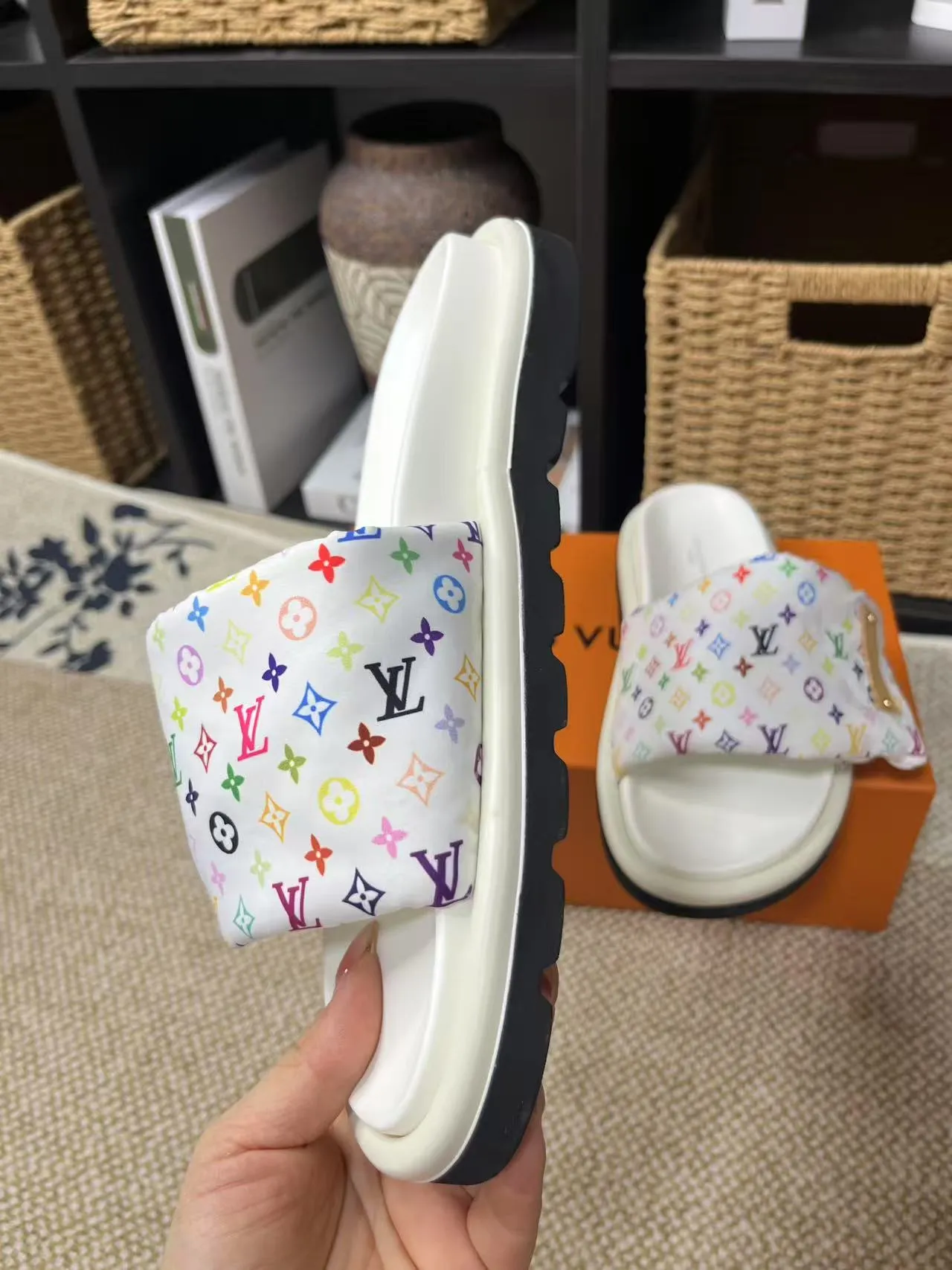 P340 yuan LV Louis Vuitton Full of high-end feel! A popular model among bloggers at home and abroad, it’s retro and fashionable, and looks stunning on your feet! Mainly recommended model on the official website★ ━━━━━ ЅᏇєєt ━━━━━ ▪️Upper: original calfskin ➕5D printing process ▪️Inner: imported mixed sheepskin ▪️Outsole: original molded foam outsole ▪️Size: Female 35-40 Men's 39-44 (women's 41 men's 45)